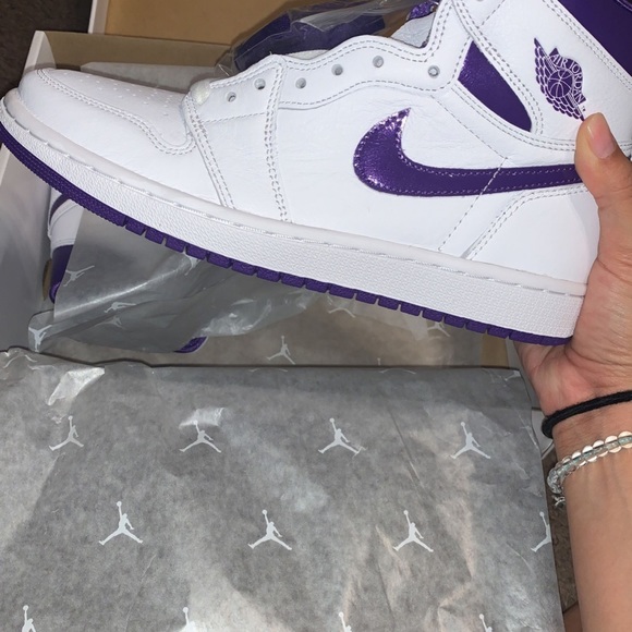 Jordan 1 High OG Court Purple - Picture 2 of 5